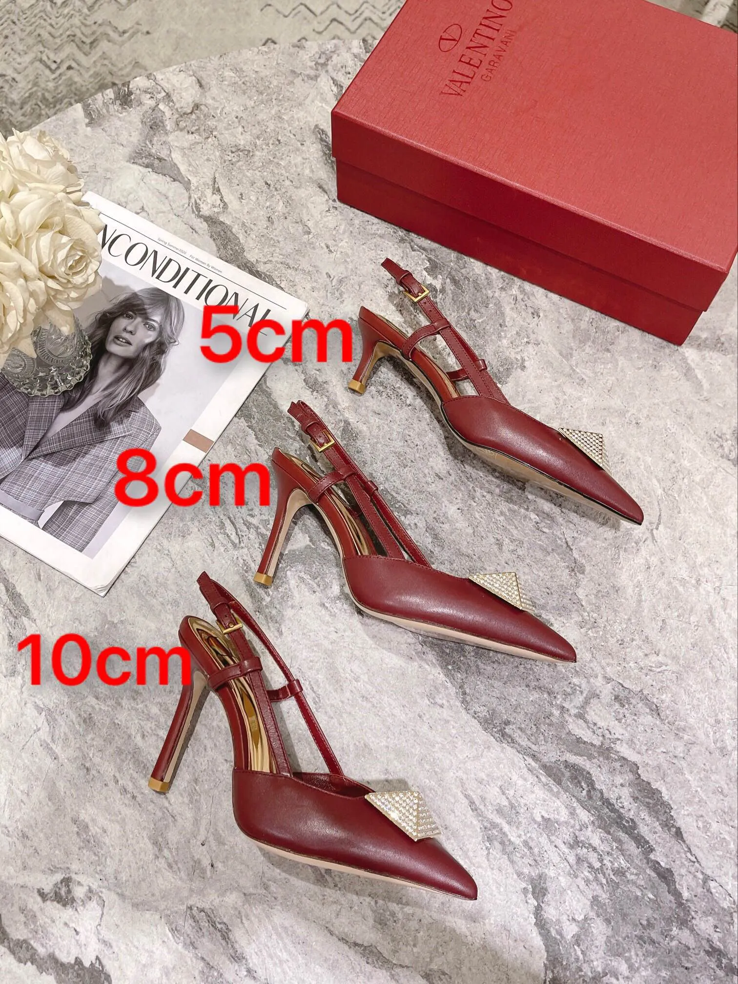 👟👟Ex-factory price 400👟👟 Genuine leather sole +40 Top version 𝑉𝐴𝐿𝐸𝑁𝑇𝐼𝑁𝑂 Valentino new autumn and winter women's back hollow sandals. The unique [pyramid] large rivet hardware [hand-made diamonds] brings out a full sense of high-end, and the new season will live up to expectations! Worth buying ★Imported sheepskin is absolutely high-grade ❥Original method, absolutely sensual ❥Elegant style, creating a different feeling, simple and elegant style!  Code number: 35-41 (34-42 customized) Fabric: Imported sheepskin Lining: Lined sheepskin Heel height: 8cm Leather outsole Rubber outsole